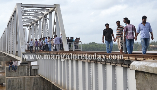 Sucide at Netravathi bridge in Mangalore